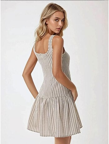Mini-robe ajustée à col carré