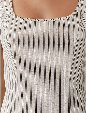 Mini-robe ajustée à col carré