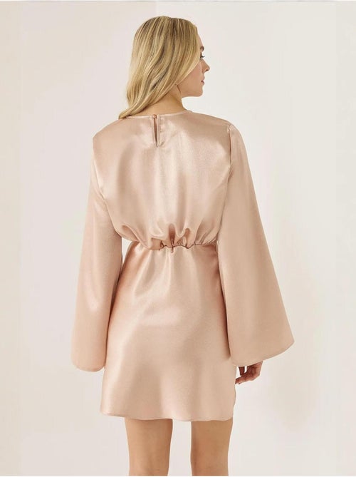 Mini robe en satin avec bras d'ange - Kiabi Mini robe en satin avec bras d'ange - Kiabi