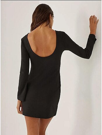 Mini-robe moulante avec décolleté dans le dos