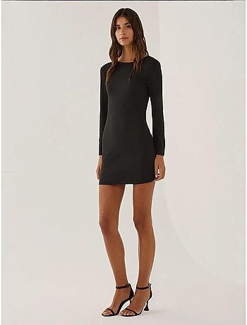 Mini-robe moulante avec décolleté dans le dos