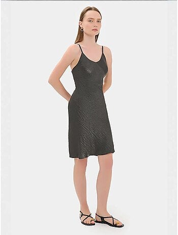 Mini-robe trapèze sans manches en satin