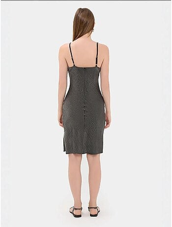 Mini-robe trapèze sans manches en satin