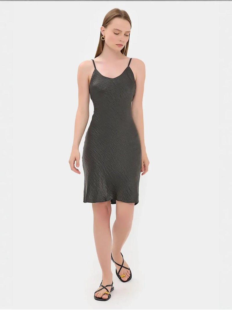 Mini-robe trapèze sans manches en satin Noir - Kiabi