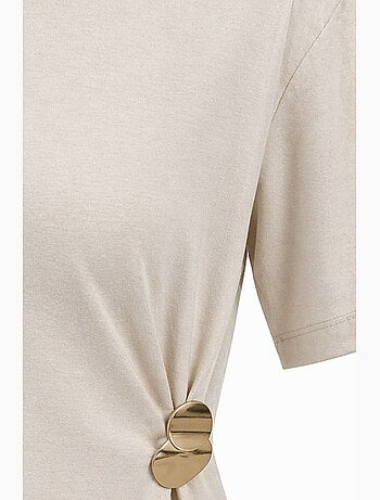 Mini t-shirtjurk met ronde hals en steenaccessoire mixray