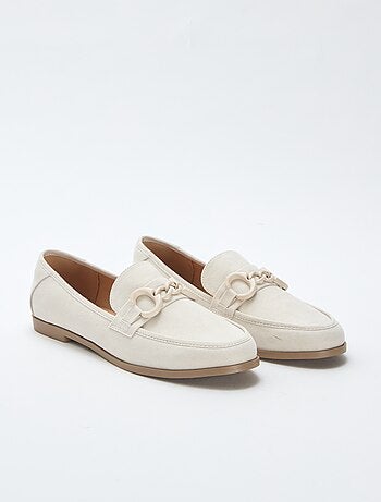 Mocassins type suédine avec bijou décoratif sur le dessus