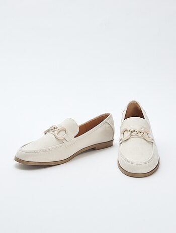 Mocassins type suédine avec bijou décoratif sur le dessus