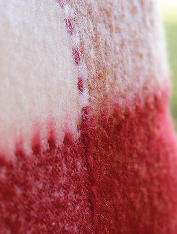Mohair geruite kussenhoes