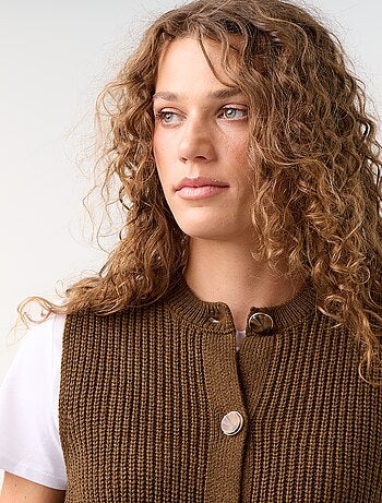 Mouwloos gilet met ronde hals van grof gebreid