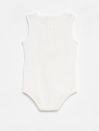 Mouwloos rompertje van ribstof met borduursel