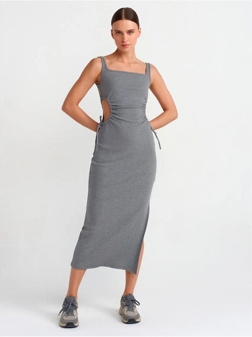 Mouwloze bodycon midi-jurk met cut-out dilvin - Kiabi Mouwloze bodycon midi-jurk met cut-out dilvin - Kiabi
