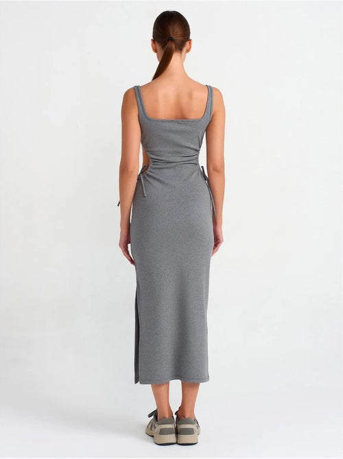 Mouwloze bodycon midi-jurk met cut-out dilvin - Kiabi Mouwloze bodycon midi-jurk met cut-out dilvin - Kiabi