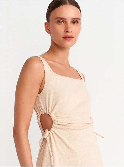 Mouwloze bodycon midi-jurk met cut-out dilvin - Kiabi Mouwloze bodycon midi-jurk met cut-out dilvin - Kiabi