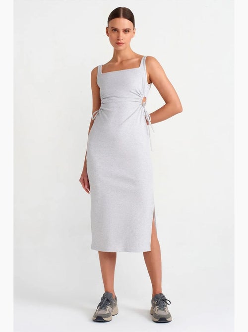 Mouwloze bodycon midi-jurk met cut-out dilvin - Kiabi Mouwloze bodycon midi-jurk met cut-out dilvin - Kiabi