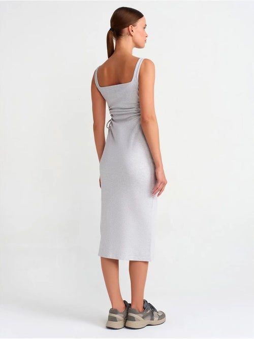 Mouwloze bodycon midi-jurk met cut-out dilvin - Kiabi Mouwloze bodycon midi-jurk met cut-out dilvin - Kiabi