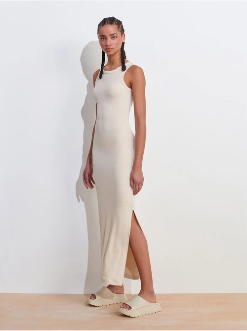 Mouwloze bodycon midi-jurk met split dilvin - Kiabi Mouwloze bodycon midi-jurk met split dilvin - Kiabi