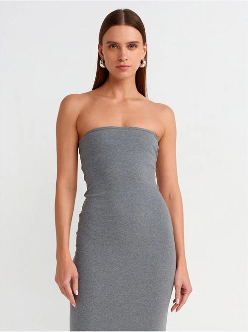 Mouwloze bodycon midi-jurk zonder bandjes dilvin - Kiabi Mouwloze bodycon midi-jurk zonder bandjes dilvin - Kiabi