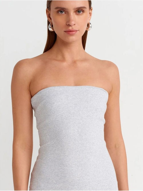 Mouwloze bodycon midi-jurk zonder bandjes dilvin - Kiabi Mouwloze bodycon midi-jurk zonder bandjes dilvin - Kiabi
