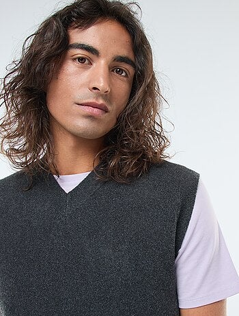 Mouwloze, gebreide trui met V-hals