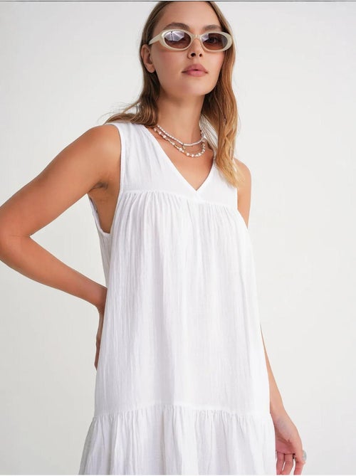 Mouwloze midi-jurk van mousseline met v-hals en zakken mixray - Kiabi Mouwloze midi-jurk van mousseline met v-hals en zakken mixray - Kiabi