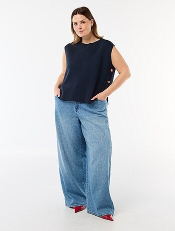 Mouwloze trui met goudkleurige knopen aan de zijkant