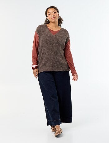 Mouwloze trui met goudkleurige sieraden