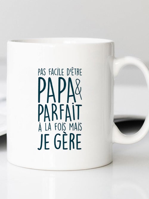 Mug PAS FACILE D'ÊTRE PAPA ET PARFAIT À LA FOIS MAIS JE GÈRE - Kiabi Mug PAS FACILE D'ÊTRE PAPA ET PARFAIT À LA FOIS MAIS JE GÈRE - Kiabi