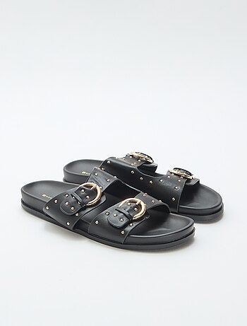 Mules met banden en goudkleurige gespen