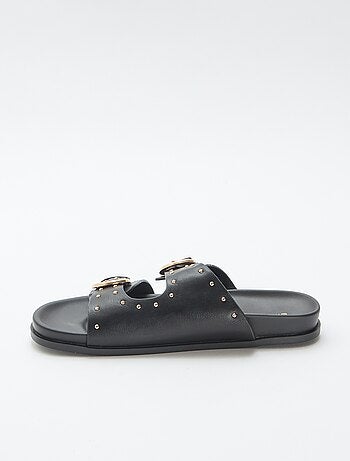 Mules met banden en goudkleurige gespen