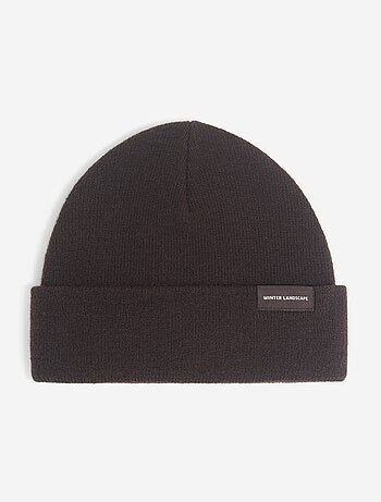 Muts met label aan de voorkant