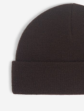 Muts met label aan de voorkant
