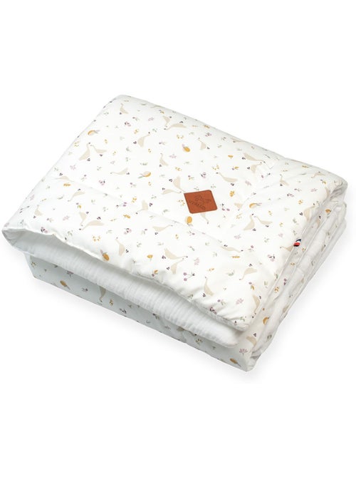 Omkeerbaar kinderdekbed en -kussen van katoenen mousseline | sevira kids - Kiabi Omkeerbaar kinderdekbed en -kussen van katoenen mousseline | sevira kids - Kiabi