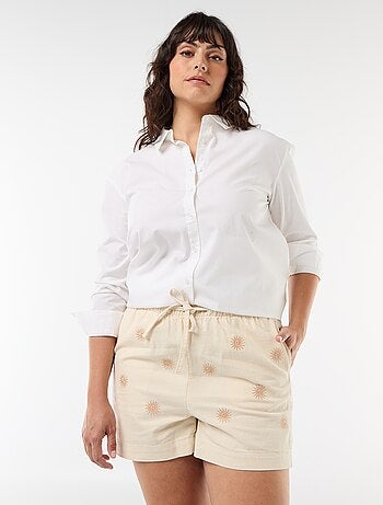 Ongeverfde short met zonneborduursels