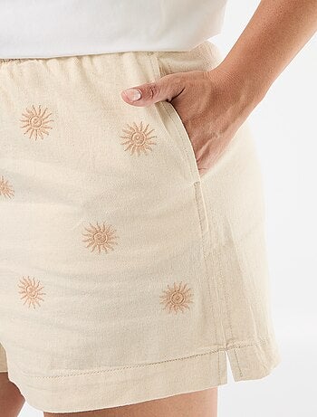 Ongeverfde short met zonneborduursels