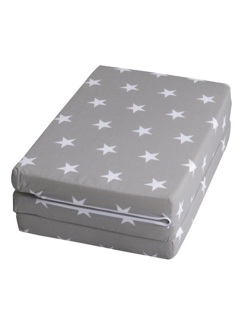Opvouwbaar reismatras met print + draagtas 'Little Stars' ROBA - Kiabi Opvouwbaar reismatras met print + draagtas 'Little Stars' ROBA - Kiabi