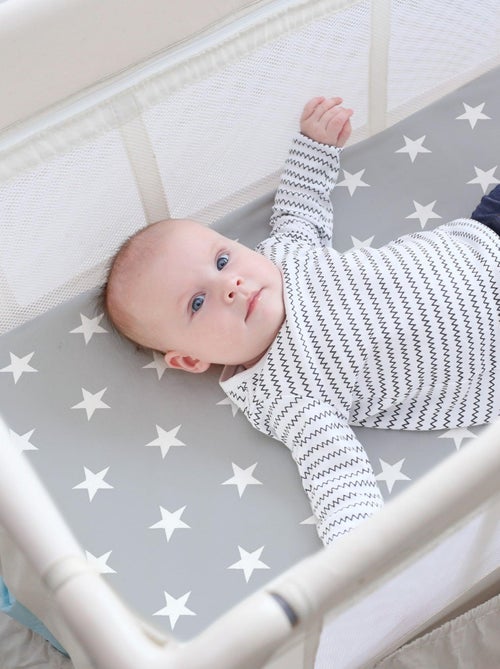 Opvouwbaar reismatras met print + draagtas 'Little Stars' ROBA - Kiabi Opvouwbaar reismatras met print + draagtas 'Little Stars' ROBA - Kiabi