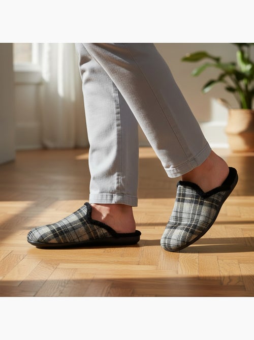 Ozabi pantoufles mules homme fabriquées en espagne, tige jacquard écossais - Kiabi Ozabi pantoufles mules homme fabriquées en espagne, tige jacquard écossais - Kiabi