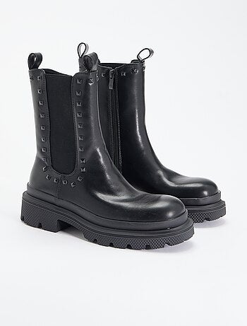 Paar boots met hak en decoratieve studs