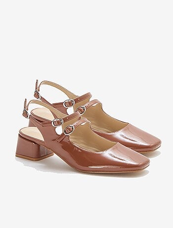 Paar effen, glanzende lakleren pumps