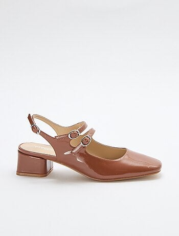Paar effen, glanzende lakleren pumps