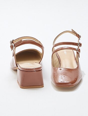 Paar effen, glanzende lakleren pumps