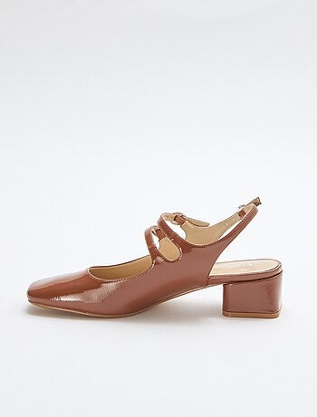 Paar effen, glanzende lakleren pumps