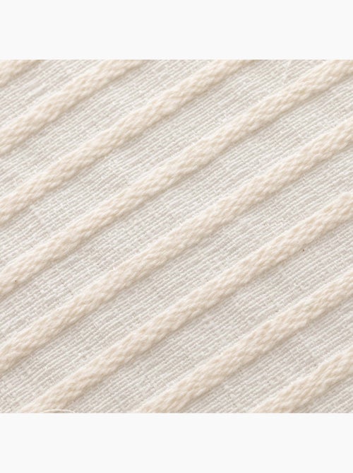 Pack de deux housses de coussin chiné à rayures, tissu en relief bicolore - Gamusi. - Kiabi Pack de deux housses de coussin chiné à rayures, tissu en relief bicolore - Gamusi. - Kiabi