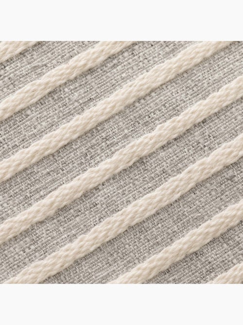 Pack de deux housses de coussin chiné à rayures, tissu en relief bicolore - Gamusi. - Kiabi Pack de deux housses de coussin chiné à rayures, tissu en relief bicolore - Gamusi. - Kiabi