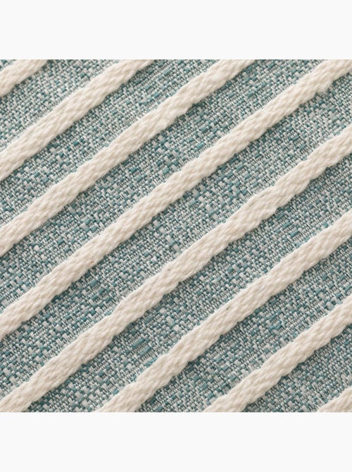 Pack de deux housses de coussin chiné à rayures, tissu en relief bicolore - Gamusi. - Kiabi Pack de deux housses de coussin chiné à rayures, tissu en relief bicolore - Gamusi. - Kiabi