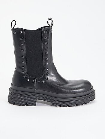 Paire de boots à talon avec clous fantaisie