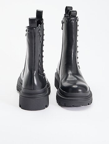Paire de boots à talon avec clous fantaisie