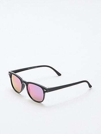 Paire de lunette de soleil classique uni