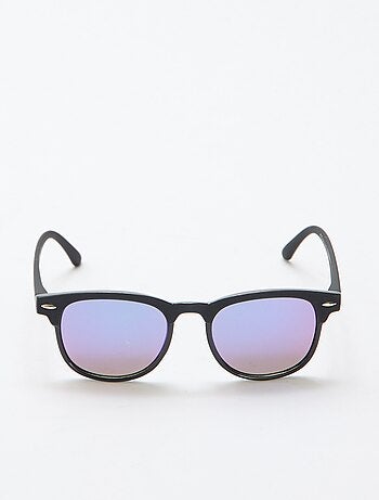 Paire de lunette de soleil classique uni