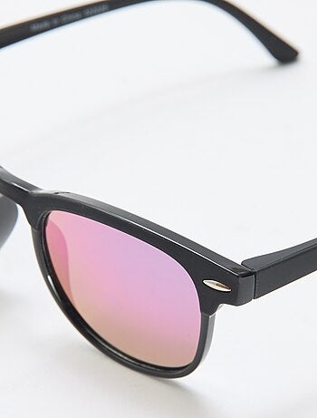 Paire de lunette de soleil classique uni